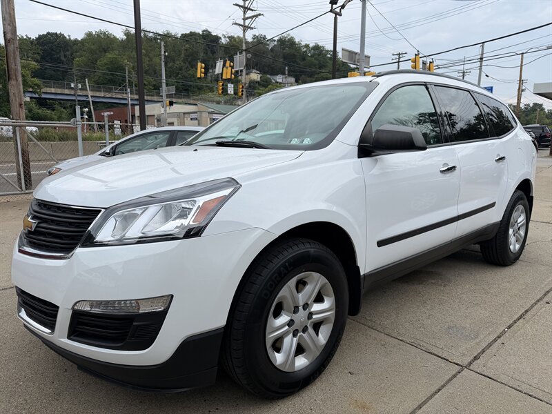2017 Chevrolet Traverse LS   - Photo 1 - Pittsburgh, PA 15226