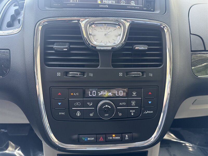 2015 Chrysler Town & Country Touring-L - Photo 27 - Pittsburgh, PA 15226