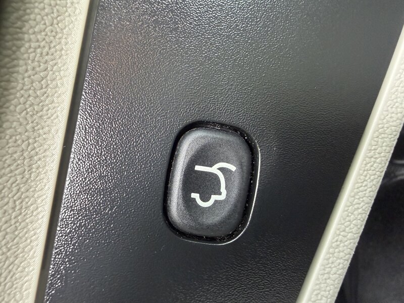 2015 Chrysler Town & Country Touring-L - Photo 41 - Pittsburgh, PA 15226