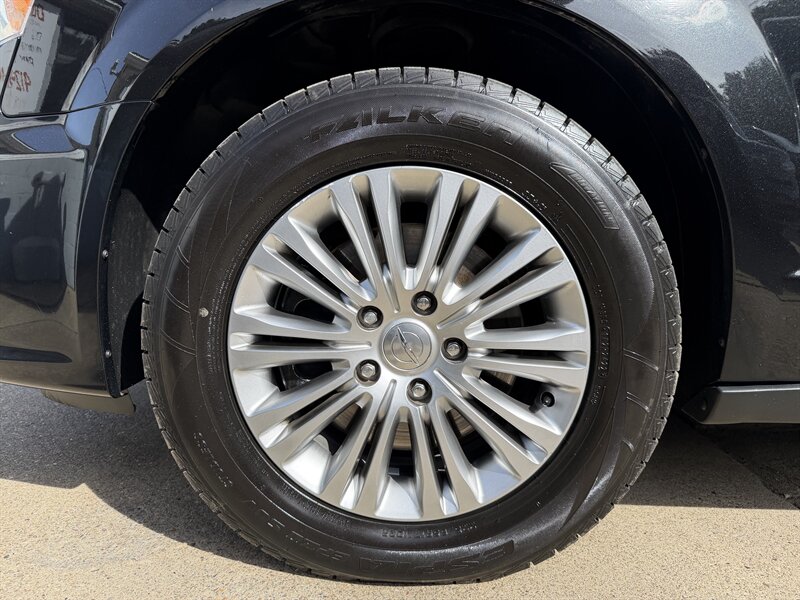 2015 Chrysler Town & Country Touring-L - Photo 8 - Pittsburgh, PA 15226