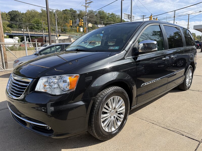 2015 Chrysler Town & Country Touring-L   - Photo 1 - Pittsburgh, PA 15226