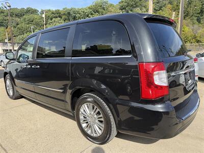 2015 Chrysler Town & Country Touring-L - Photo 2 - Pittsburgh, PA 15226