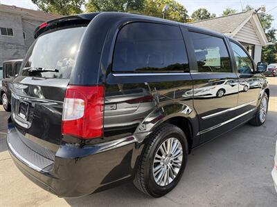 2015 Chrysler Town & Country Touring-L - Photo 4 - Pittsburgh, PA 15226