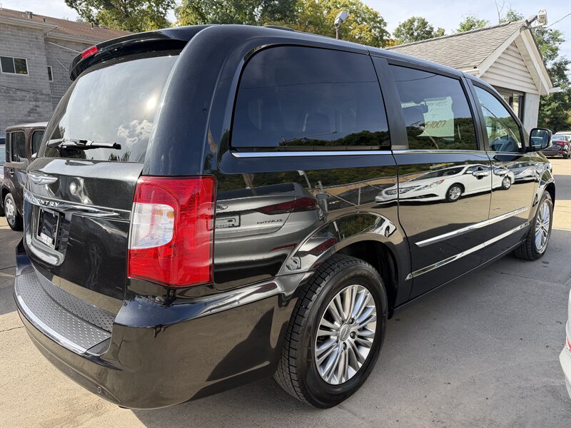 2015 Chrysler Town & Country Touring-L - Photo 4 - Pittsburgh, PA 15226
