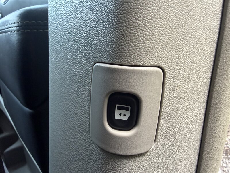 2015 Chrysler Town & Country Touring-L - Photo 37 - Pittsburgh, PA 15226
