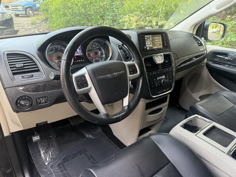2015 Chrysler Town & Country Touring-L - Photo 22 - Pittsburgh, PA 15226
