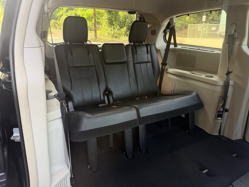 2015 Chrysler Town & Country Touring-L - Photo 33 - Pittsburgh, PA 15226