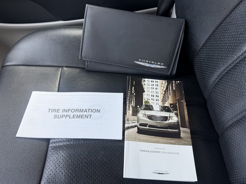 2015 Chrysler Town & Country Touring-L - Photo 30 - Pittsburgh, PA 15226