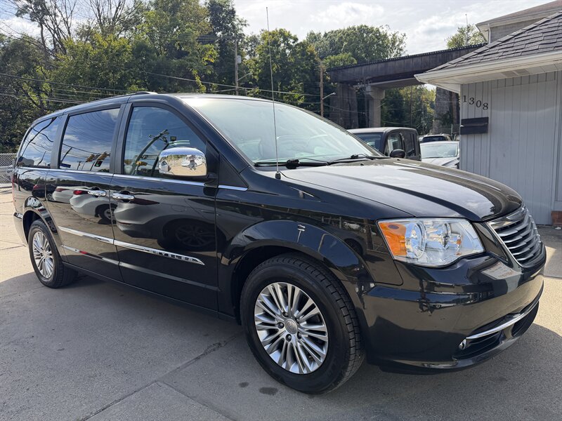2015 Chrysler Town & Country Touring-L - Photo 5 - Pittsburgh, PA 15226