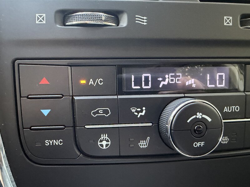 2015 Chrysler Town & Country Touring-L - Photo 28 - Pittsburgh, PA 15226
