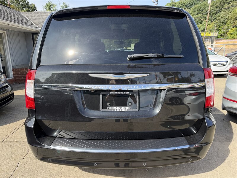 2015 Chrysler Town & Country Touring-L - Photo 3 - Pittsburgh, PA 15226