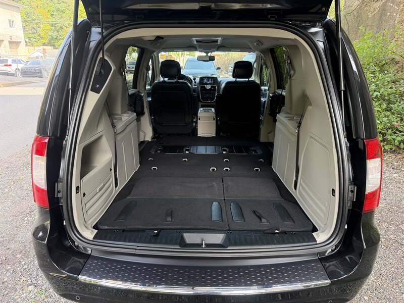 2015 Chrysler Town & Country Touring-L - Photo 39 - Pittsburgh, PA 15226