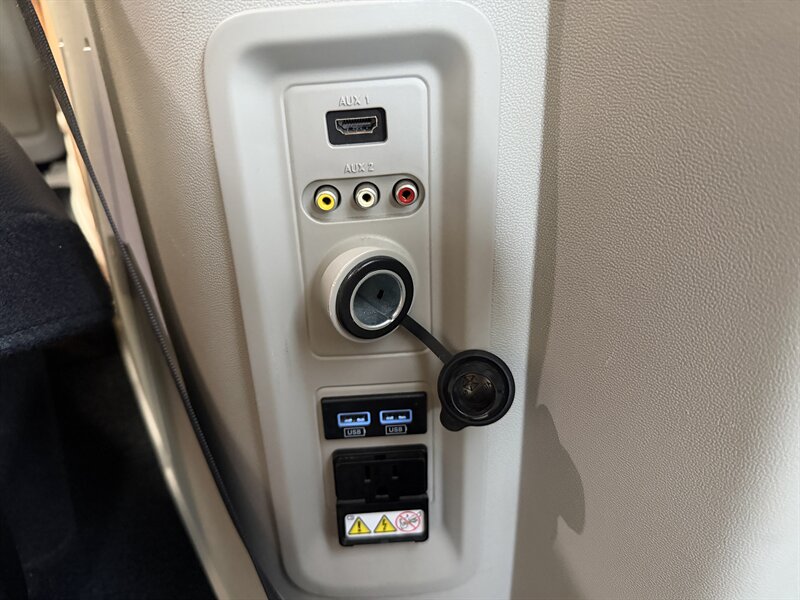 2015 Chrysler Town & Country Touring-L - Photo 35 - Pittsburgh, PA 15226