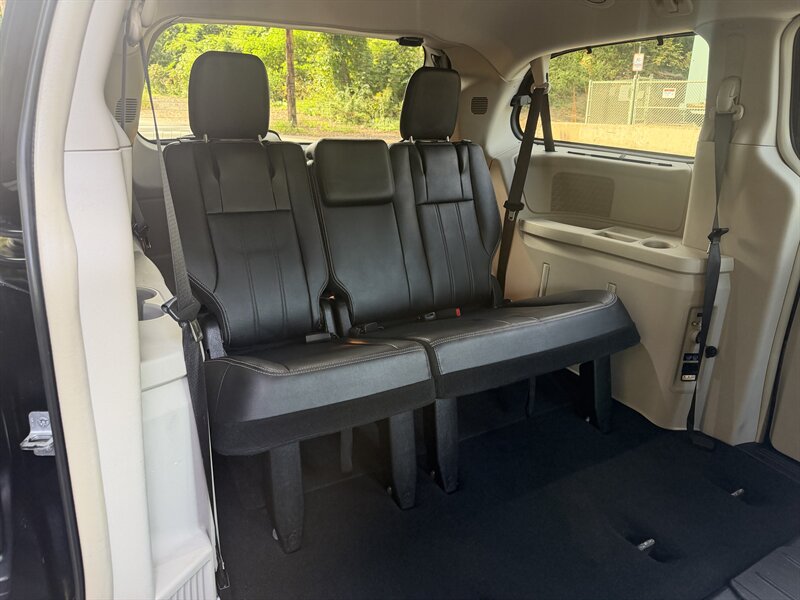2015 Chrysler Town & Country Touring-L - Photo 32 - Pittsburgh, PA 15226