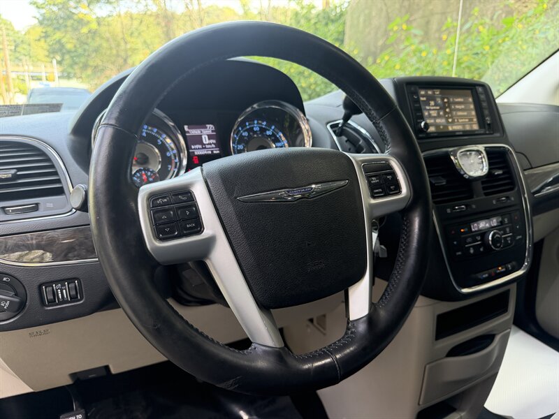 2015 Chrysler Town & Country Touring-L - Photo 21 - Pittsburgh, PA 15226