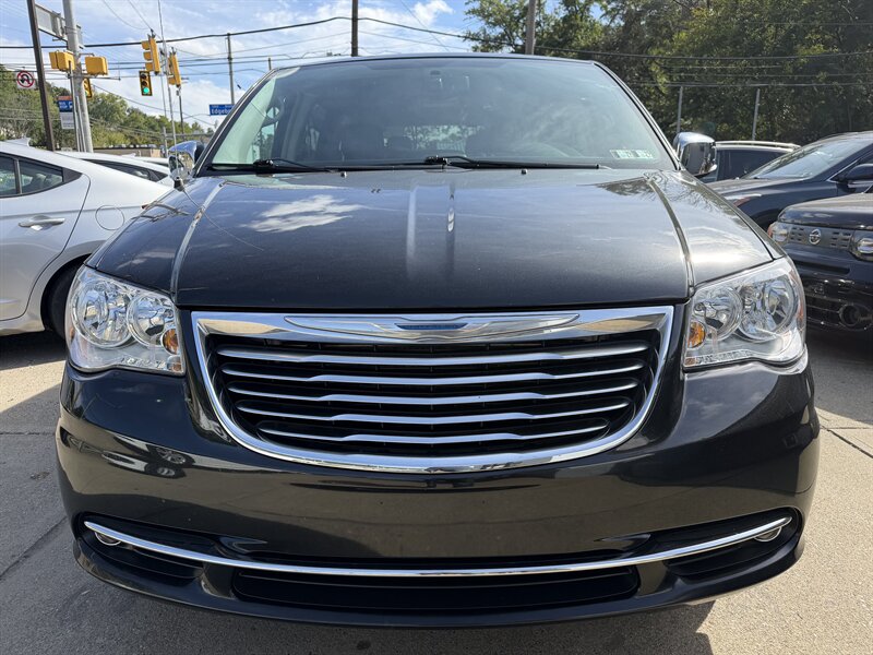 2015 Chrysler Town & Country Touring-L - Photo 7 - Pittsburgh, PA 15226