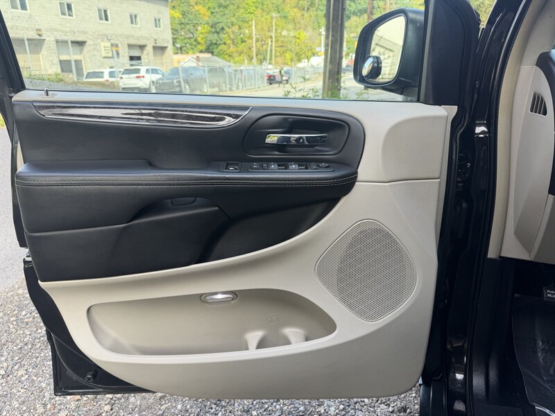 2015 Chrysler Town & Country Touring-L - Photo 18 - Pittsburgh, PA 15226