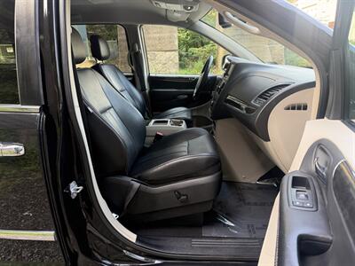 2015 Chrysler Town & Country Touring-L - Photo 31 - Pittsburgh, PA 15226