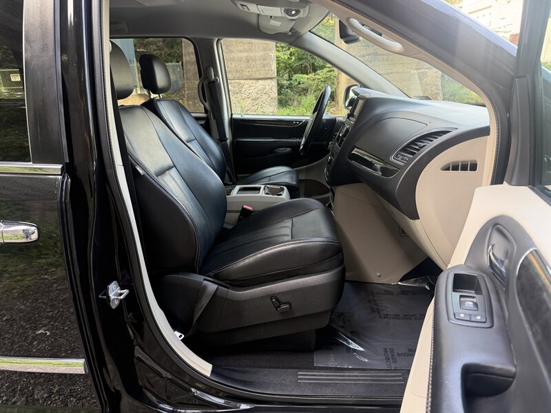 2015 Chrysler Town & Country Touring-L - Photo 31 - Pittsburgh, PA 15226