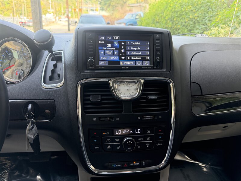 2015 Chrysler Town & Country Touring-L - Photo 25 - Pittsburgh, PA 15226