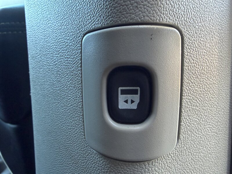 2013 Chrysler Town & Country Touring-L - Photo 30 - Pittsburgh, PA 15226