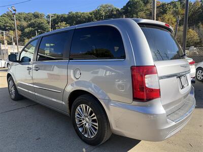 2013 Chrysler Town & Country Touring-L - Photo 2 - Pittsburgh, PA 15226