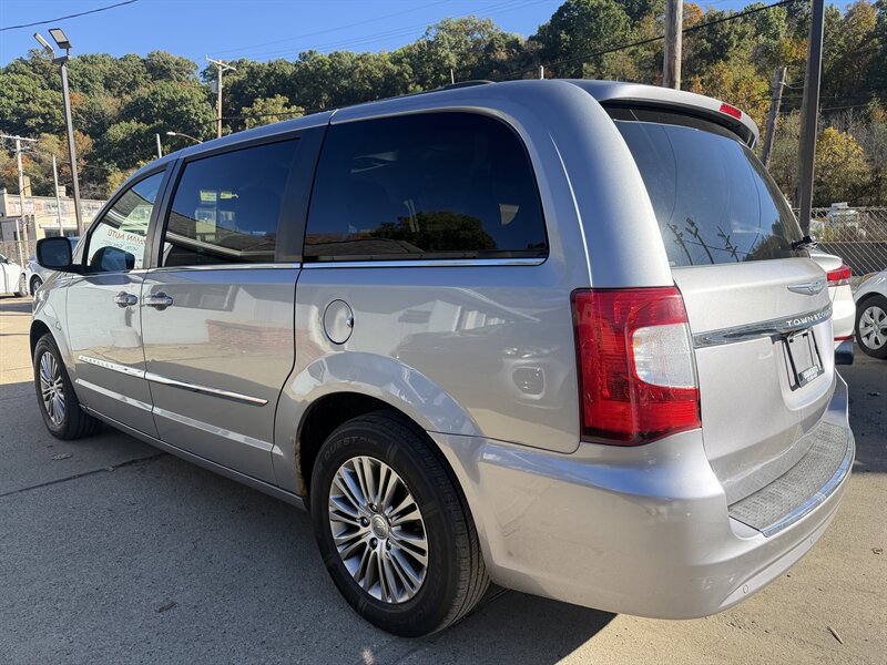 2013 Chrysler Town & Country Touring-L - Photo 2 - Pittsburgh, PA 15226