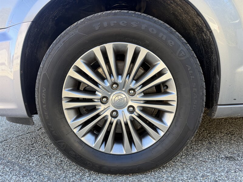 2013 Chrysler Town & Country Touring-L - Photo 7 - Pittsburgh, PA 15226