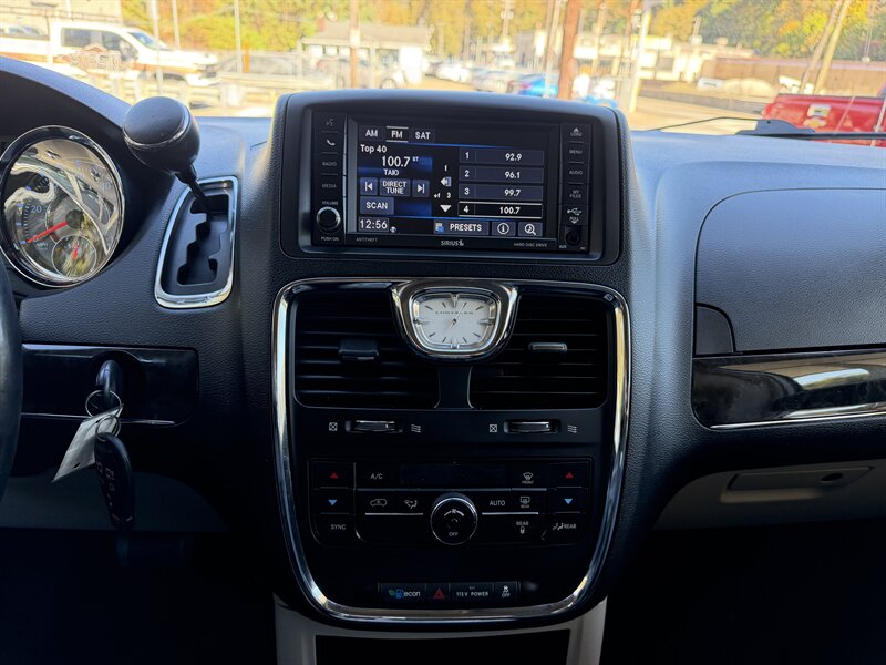 2013 Chrysler Town & Country Touring-L - Photo 23 - Pittsburgh, PA 15226