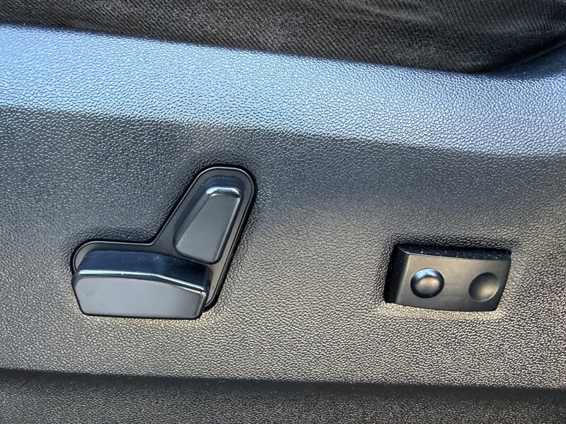 2013 Chrysler Town & Country Touring-L - Photo 20 - Pittsburgh, PA 15226
