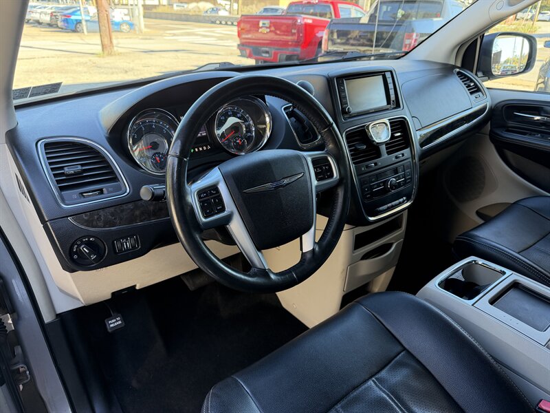 2013 Chrysler Town & Country Touring-L - Photo 16 - Pittsburgh, PA 15226