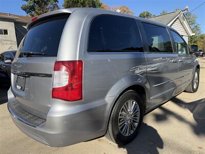 2013 Chrysler Town & Country Touring-L - Photo 4 - Pittsburgh, PA 15226