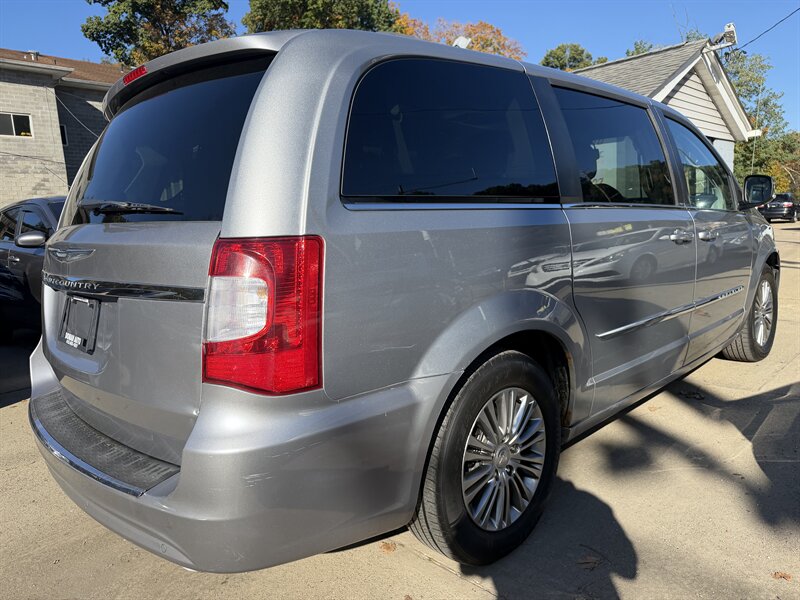 2013 Chrysler Town & Country Touring-L - Photo 4 - Pittsburgh, PA 15226
