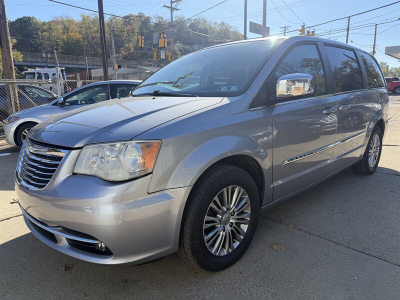 2013 Chrysler Town & Country Touring-L   - Photo 1 - Pittsburgh, PA 15226