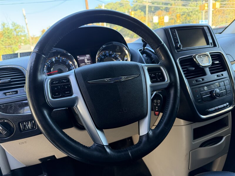 2013 Chrysler Town & Country Touring-L - Photo 17 - Pittsburgh, PA 15226