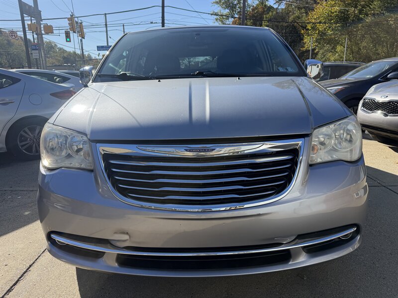 2013 Chrysler Town & Country Touring-L - Photo 6 - Pittsburgh, PA 15226
