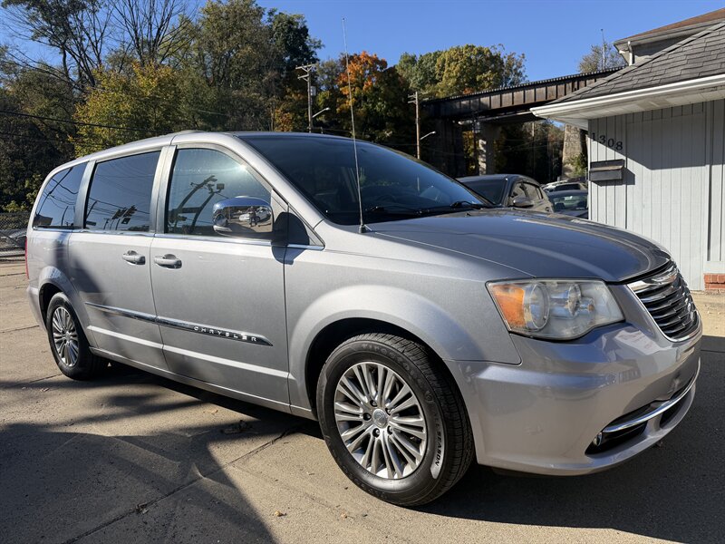 2013 Chrysler Town & Country Touring-L - Photo 5 - Pittsburgh, PA 15226
