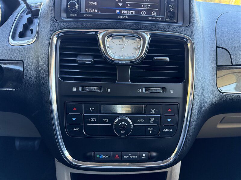 2013 Chrysler Town & Country Touring-L - Photo 25 - Pittsburgh, PA 15226