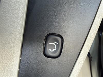 2013 Chrysler Town & Country Touring-L - Photo 38 - Pittsburgh, PA 15226