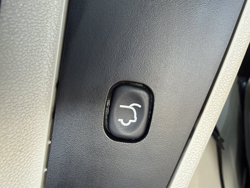 2013 Chrysler Town & Country Touring-L - Photo 38 - Pittsburgh, PA 15226