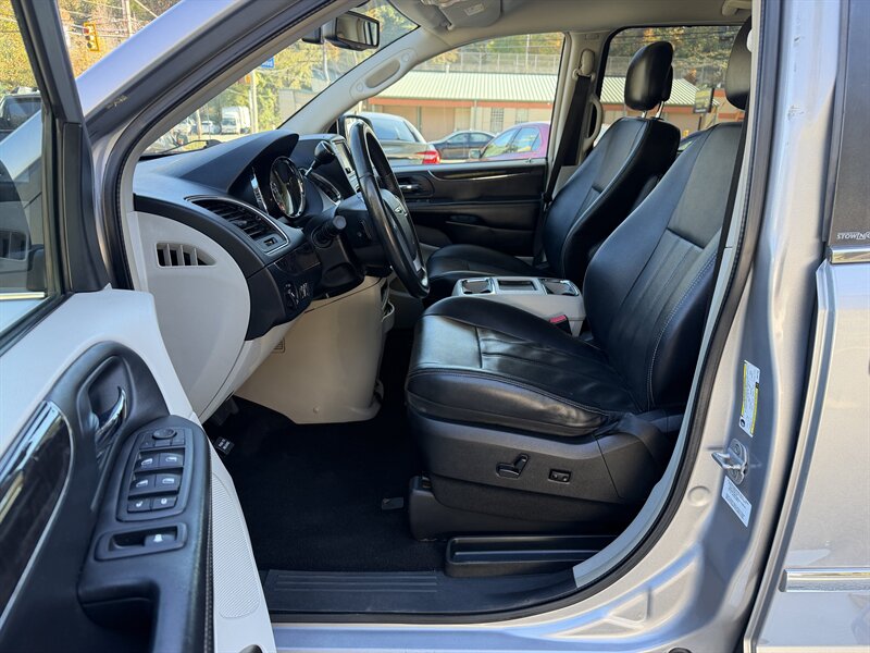 2013 Chrysler Town & Country Touring-L - Photo 19 - Pittsburgh, PA 15226