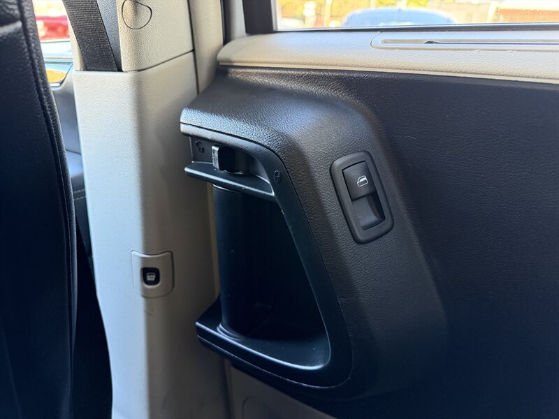 2013 Chrysler Town & Country Touring-L - Photo 32 - Pittsburgh, PA 15226