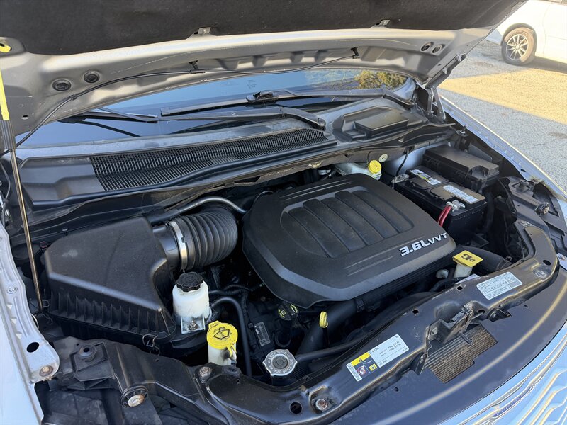 2013 Chrysler Town & Country Touring-L - Photo 12 - Pittsburgh, PA 15226