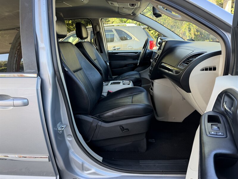 2013 Chrysler Town & Country Touring-L - Photo 28 - Pittsburgh, PA 15226
