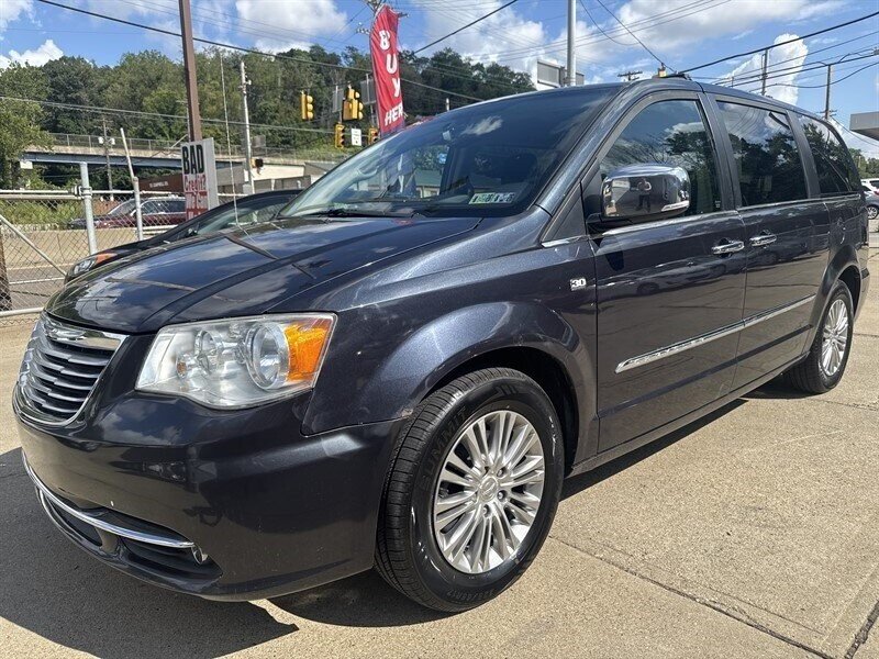 2014 Chrysler Town & Country Touring-L - Photo 1 - Pittsburgh, PA 15226