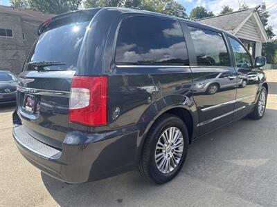 2014 Chrysler Town & Country Touring-L   - Photo 4 - Pittsburgh, PA 15226