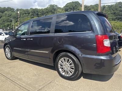 2014 Chrysler Town & Country Touring-L   - Photo 2 - Pittsburgh, PA 15226