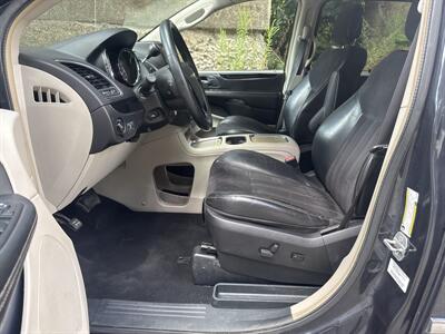 2014 Chrysler Town & Country Touring-L   - Photo 8 - Pittsburgh, PA 15226