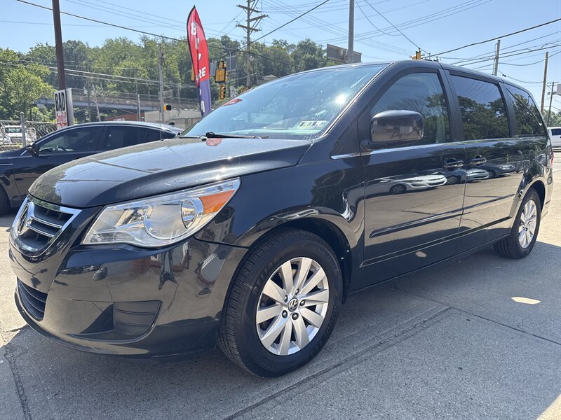 2012 Volkswagen Routan SEL - Photo 1 - Pittsburgh, PA 15226