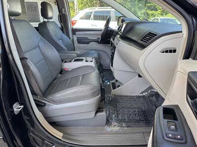2012 Volkswagen Routan SEL   - Photo 8 - Pittsburgh, PA 15226
